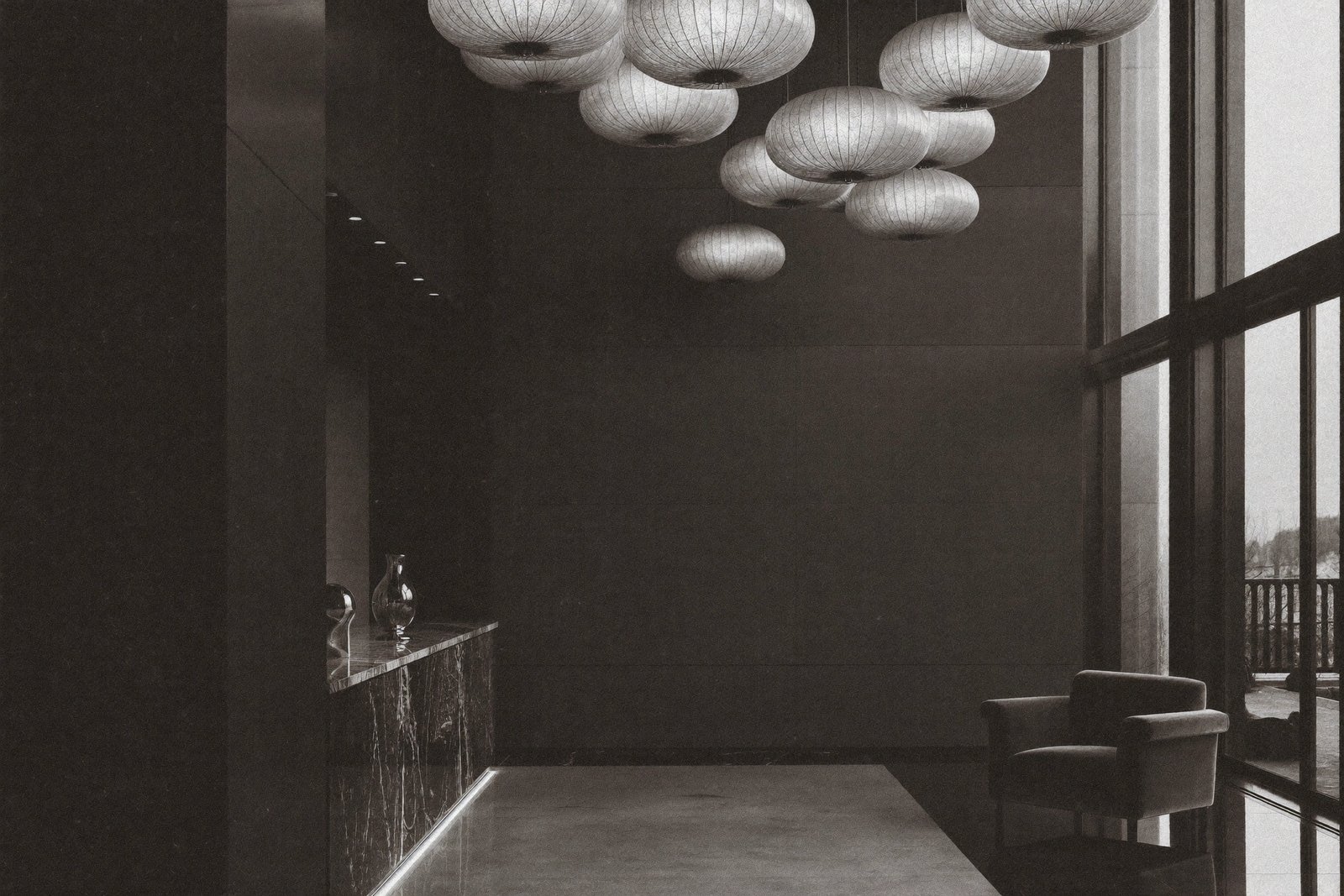 Lobby de hotel boutique en blanco y negro